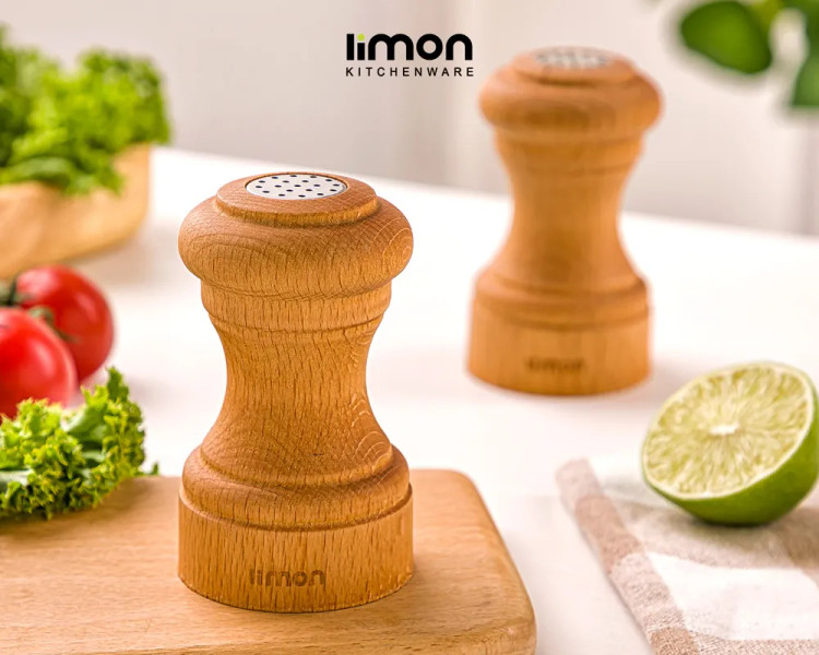 فت نمک پاش و ادویه پاش چوبی لیمون کد TP2345 روی میز غذاخوری