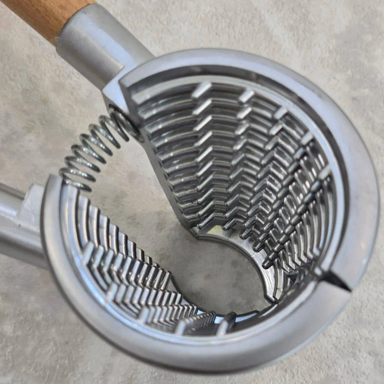 گردوشکن و فندقشکن مخروطی شنگیا (Shengya) مدل دسته چوبی