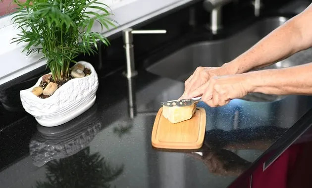 ظرف کره و پنیر چوبی رایکا مدل دربدار