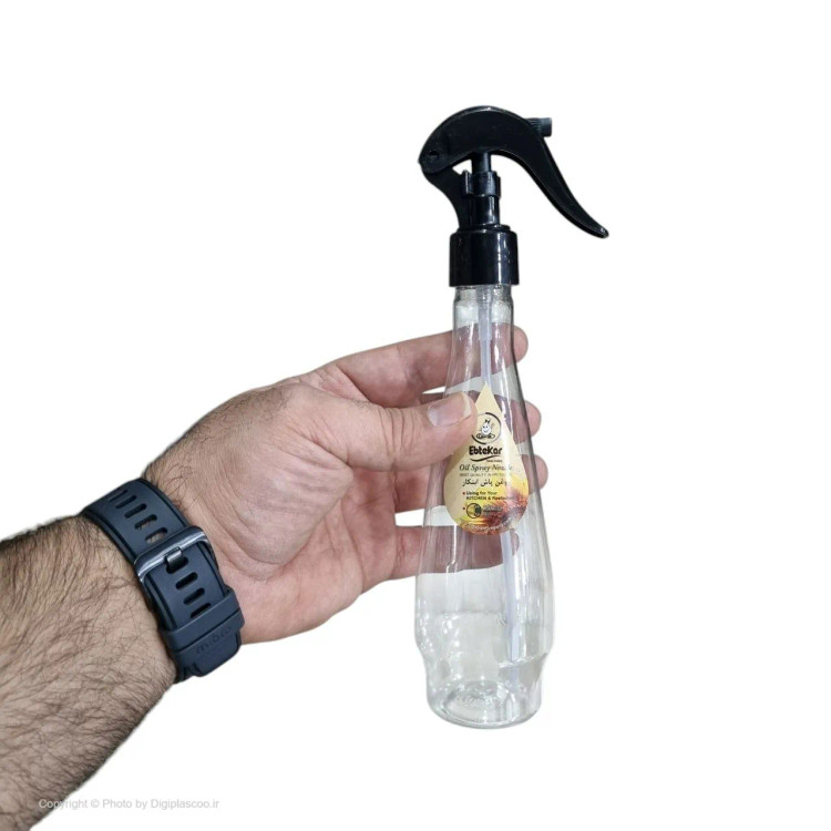 تست ابعاد و خوشدستی اسپری روغن پاش ابتکار در دست وزن 30 گرم