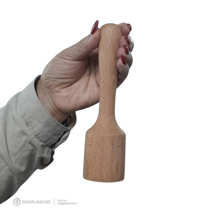 نمایی از خوشدستی گوشت کوب چوبی توت در دست