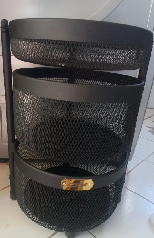 لوگوی طلایی برند آسمان (Aseman Kitchen Ware) روی سبد توری