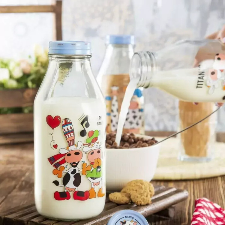 بطری بطری نوشیدنی و شیر شیشهای زیباسازان مدل هومان روی میز صبحانه