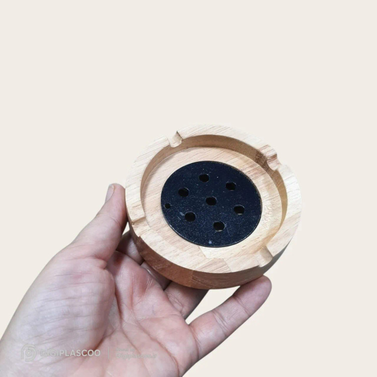 زیر سیگاری چوبی گرد PGT WOOD کد 1006 در دست با پد فلزی مشکی