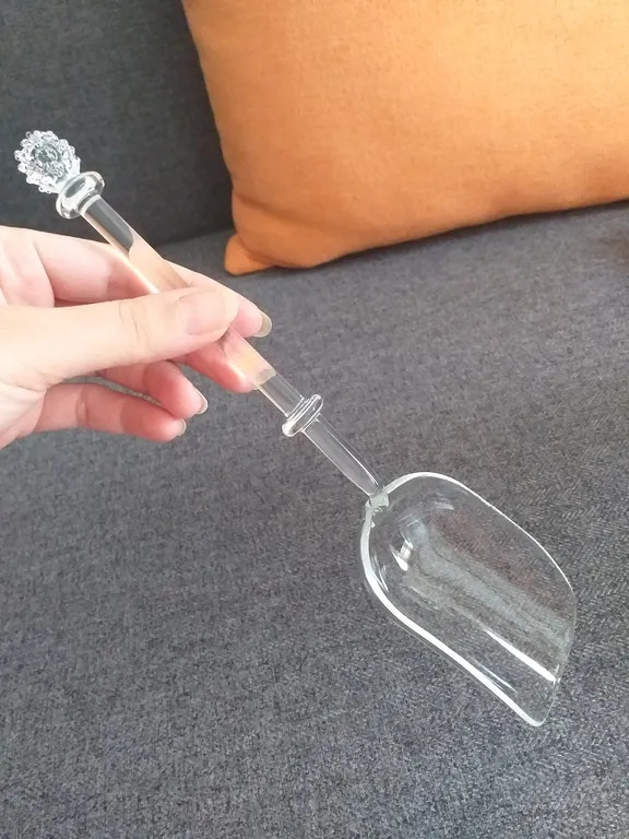 نحوه در دست گرفتن قاشق آجیل خوری پیرکس مدل مرجان روی مبل