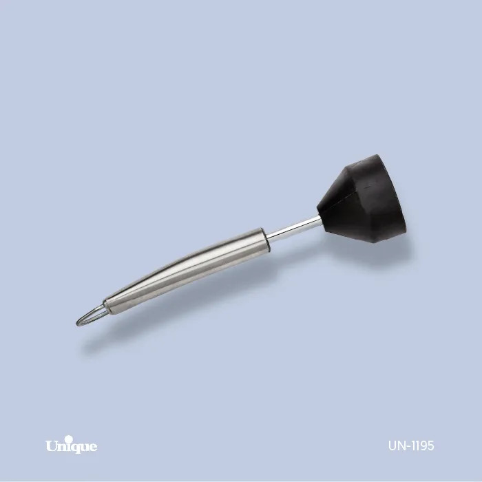 گوشت کوب دستی یونیک کد UN-1195 با سری چدنی مخروطی و دسته استیل در نمای زاویهدار