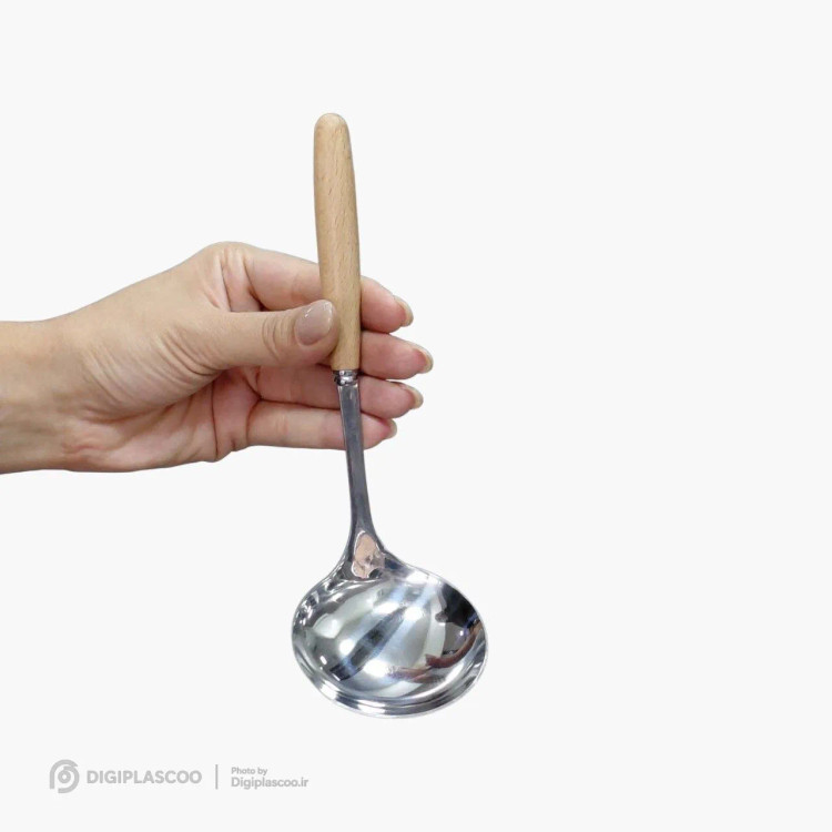 ملاقه استیل دسته چوبی در دست برای نمایش ابعاد و مقیاس