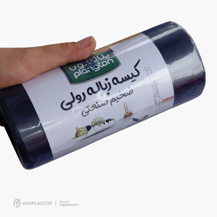 رول کیسه زباله ضخیم پلانگتون در دست انسان نشاندهنده ضخامت و تراکم رول