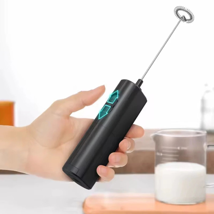 همزن و کفساز شیر دستی Milk Mini در دست انسان نشاندهنده ابعاد کامپکت