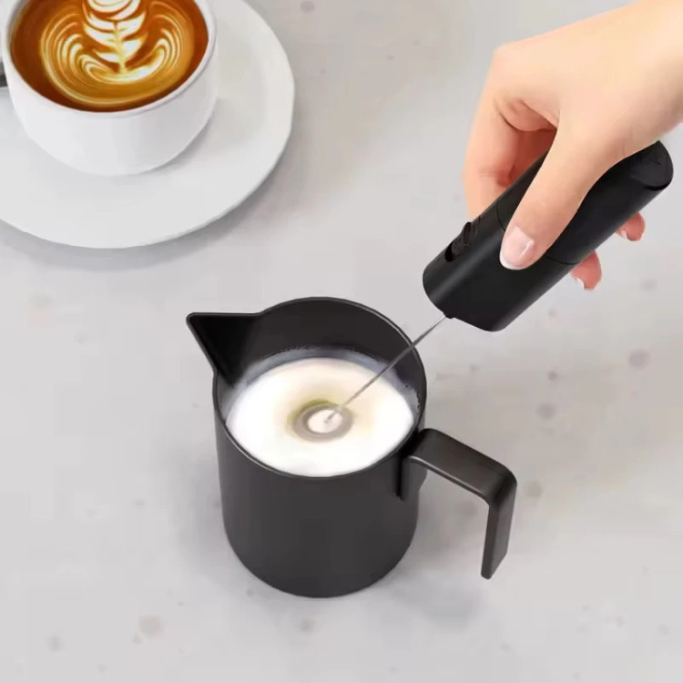 کارکرد همزن دستی Milk Mini در دست انسان در حال همزدن و کفسازی شیر