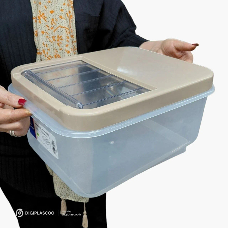 جابرنجی ۱۲ لیتری دومان در دست انسان نشاندهنده ابعاد و حجم ظرف
