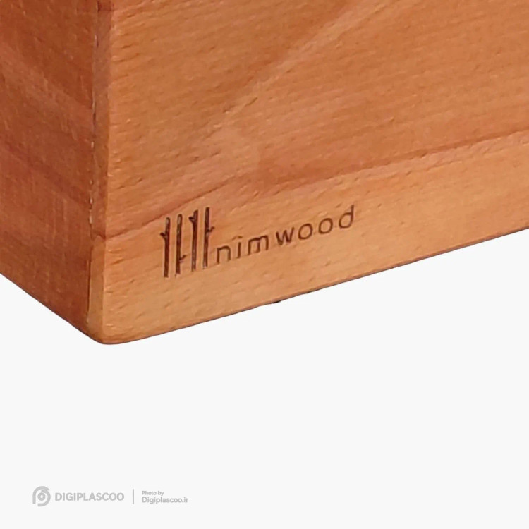 نمای نزدیک لوگوی حکشده Nimwood روی بدنه چوب گردوی جا دستمال کاغذی