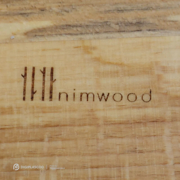 نمای نزدیک لوگوی حکشده Nimwood روی بدنه چوبی زیر کفگیر