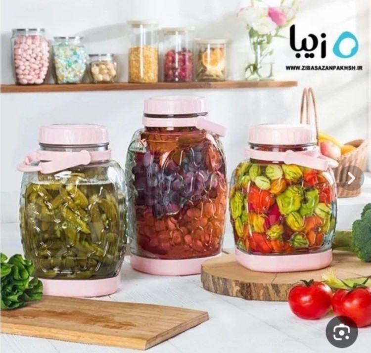 چیدمان ۳ سایز مختلف بانکه ترشی و شور زیباسازان مدل کاسنیک روی میز آشپزخانه