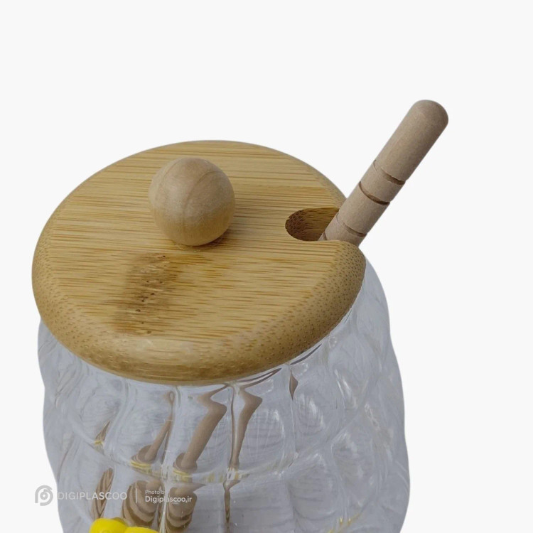 کلوزآپ از قاشق عسلگیر چوبی (Honey Dipper) شیاردار