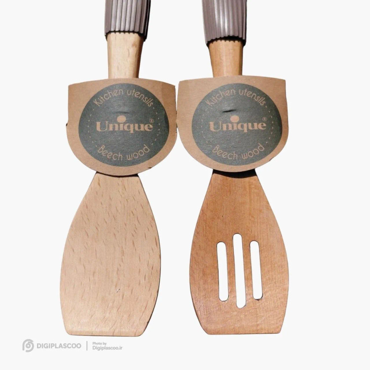 کلوزآپ از کفگیر تخت ساده و کفگیر شیاردار چوبی یونیک با لیبل Beech Wood