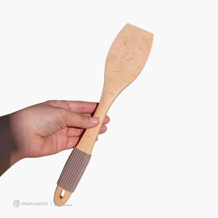 کفگیر چوبی راش یونیک با روکش دسته سیلیکونی در دست انسان